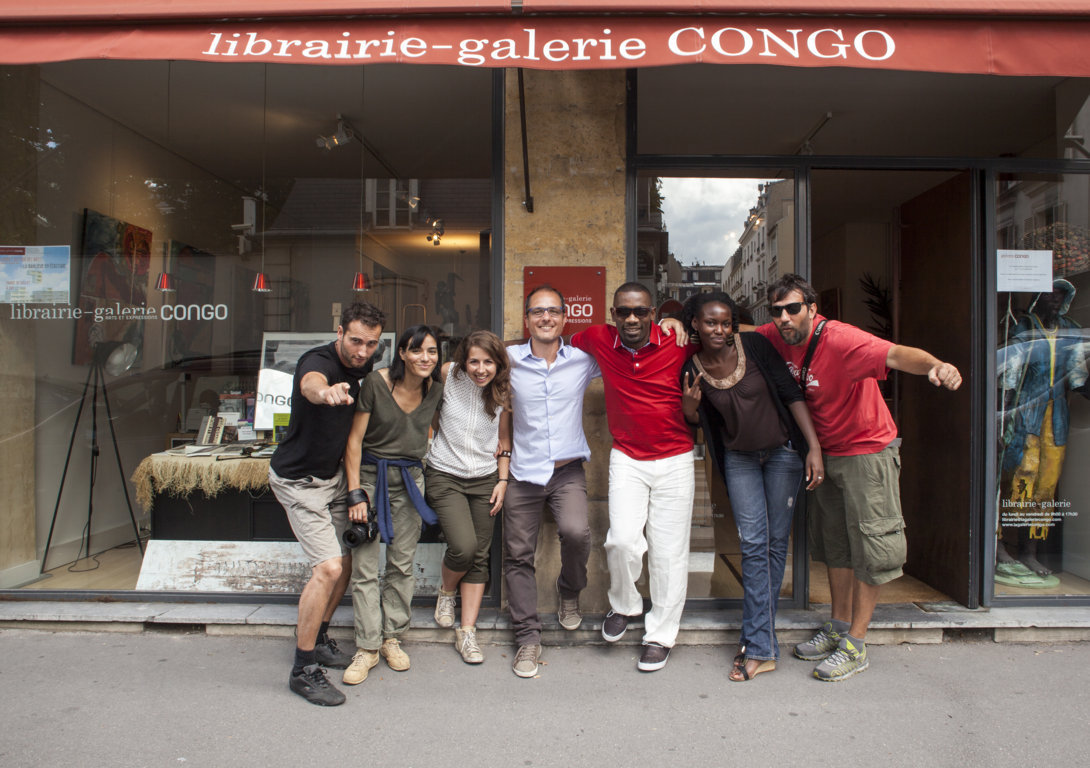 Equipe de tournage du Spot de lancement de la carte fidélité Mboté de Ecair à l'issue du tournage de la séquence à la librairie galerie Congo