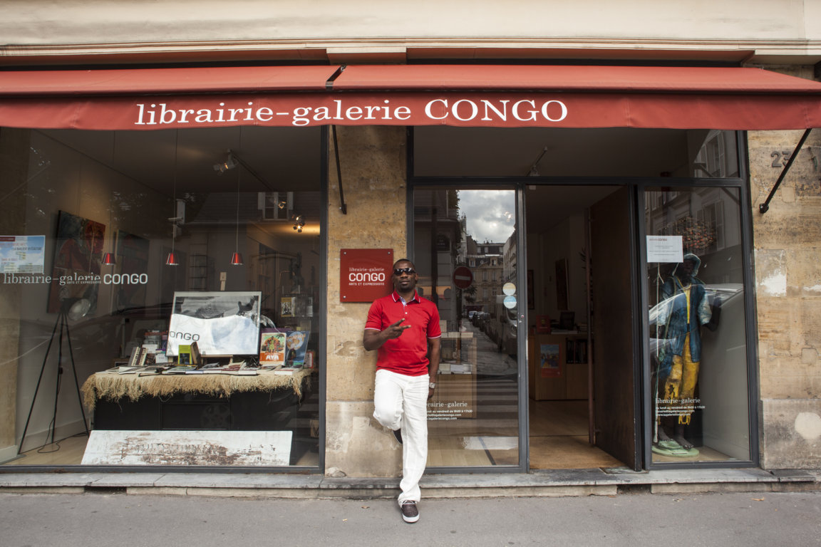 Passi, nouvel ambassadeur du programme de fidélité de Ecair devant la librairie galerie Congo dans le 7ème à Paris