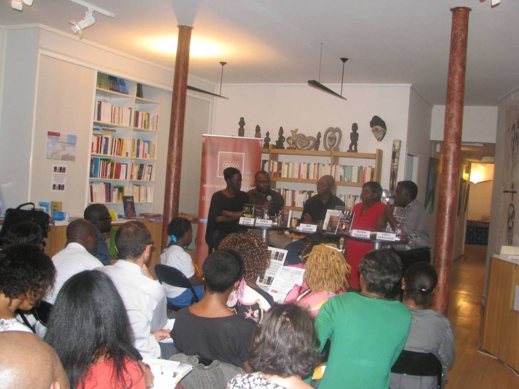 Vue partielle des chroniqueurs de la rencontre "Palabres autour des Arts" du 30 juillet 2013 à la librairie galerie Congo
