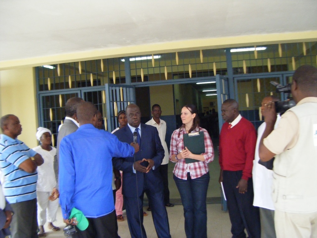Les représentants des départements de la Cuvette et des Yvelines lors de la remise du don de matériel à l'hôpital d' Owando