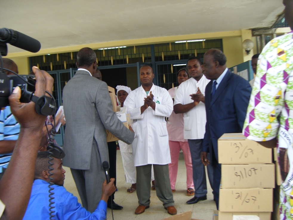 Emmanuel Ambendé remettant le lot de matériel médical au directeur de l'hôpital du 31 juillet d'Owando