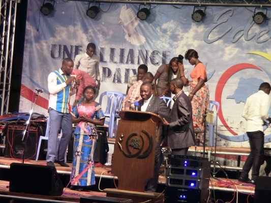 Le pasteur Ngalasi en pleine prédication