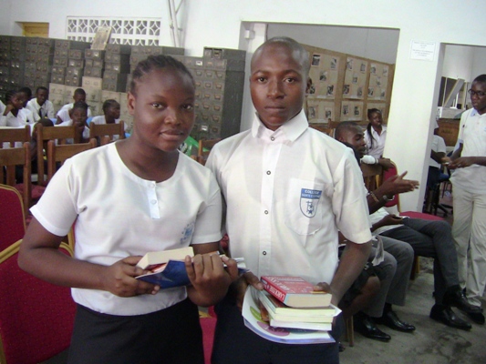 shinguta Ntumba, lauréate de dictée ( Lycée MSgr Shaumba) et Mutinzumu, lauréat de culture générale (Collège Sainte Christine)