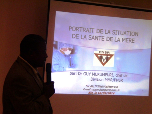 Dr Guy Mukumpuri en plein exposé  