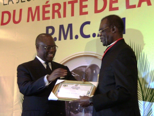 Simaro Lutumba recevant son brevet des mains du ministre Kin-Kiey Mulumba