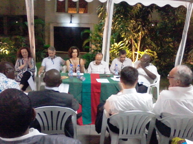 Parmi les personnes assises en face de l’assistance, Ana Teresa Côrte-Real entourée des ambassadeurs du Brésil et du Portugal 