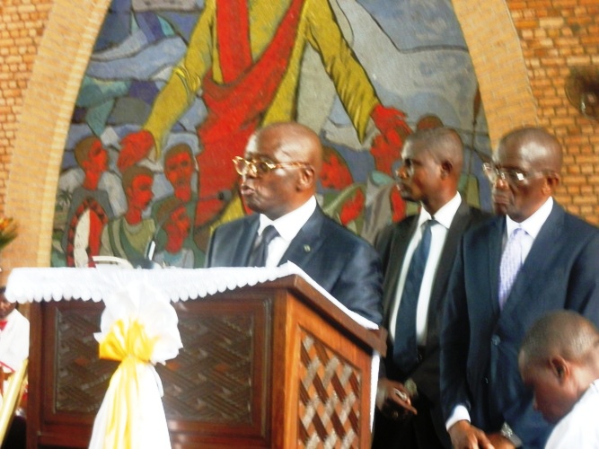 Le gouverneur André Kimbuta faisant son oraison funèbre