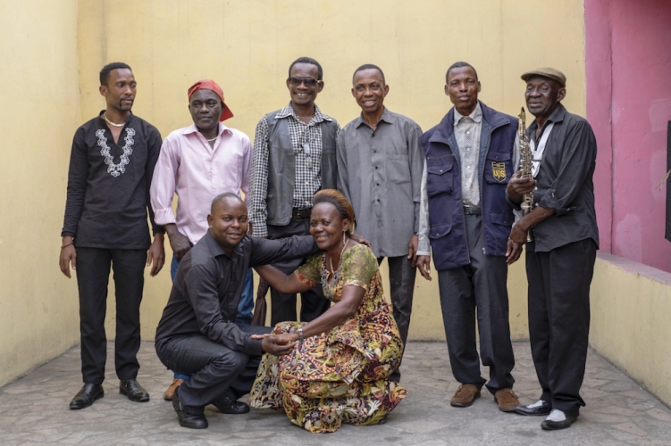 Photo  : Les sept musiciens de Bakolo Music international accompagnés de leur danseuse Isabelle Matondo