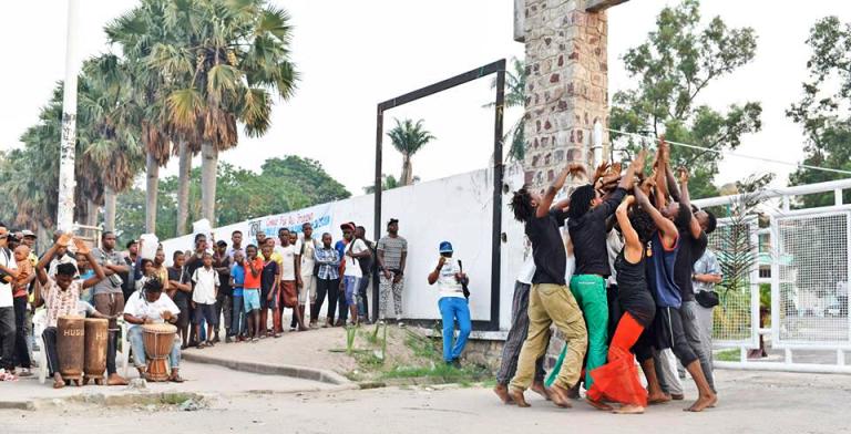 L’extrait du chevauchement de mains dans Dernière marche : Kinshasa