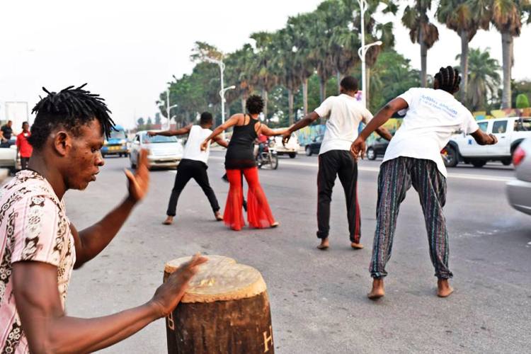 Les danseurs traversant la chaussée dans Dernière marche : Kinshasa
