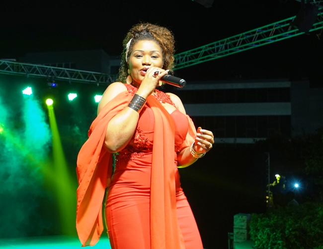 Barbara Kanam sur scène au Festival des grillades, à Kinshasa 