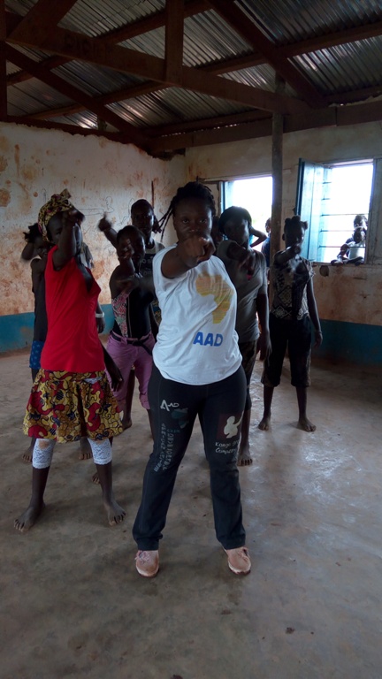 Lucie Kabemba en plein atelier avec des réfugiés du camp Mole