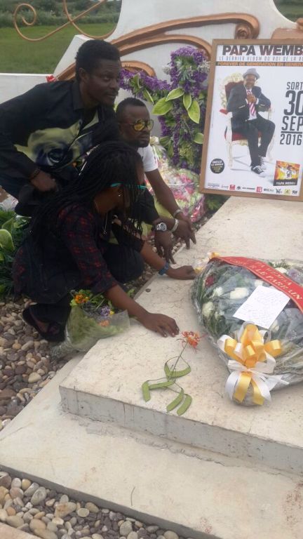 Bénédicte et d’autres musiciens de Viva la Musica se recueillant devant la tombe de Papa Wemba 