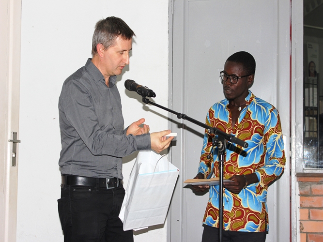 Christophe Roussin (ex-Directeur délégué de l’IF) remettant le Prix Mongo Sisé à l’un des lauréats de la 3e édition