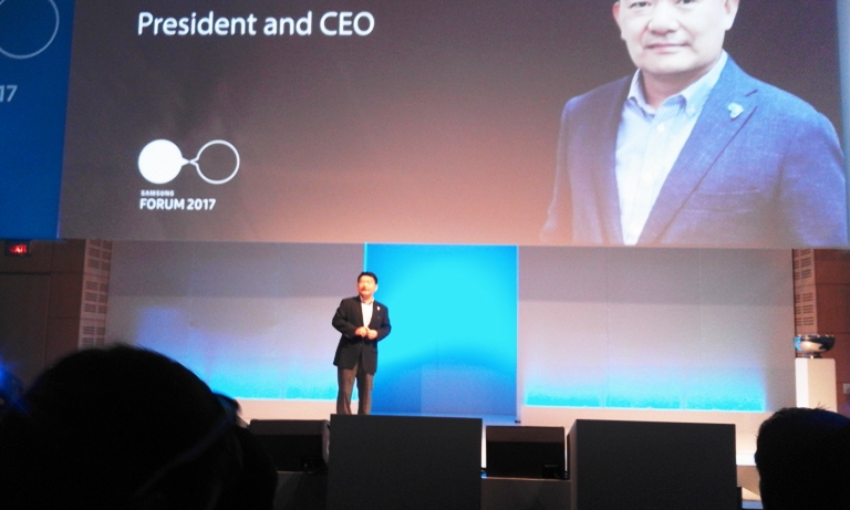 Le président et PDG de Samsung Electronics Africa Yoo Young Kim face aux médias