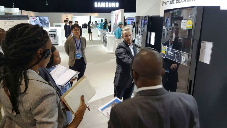 Les médias visitant  l’exposition du 8e Samsung Africa Forum