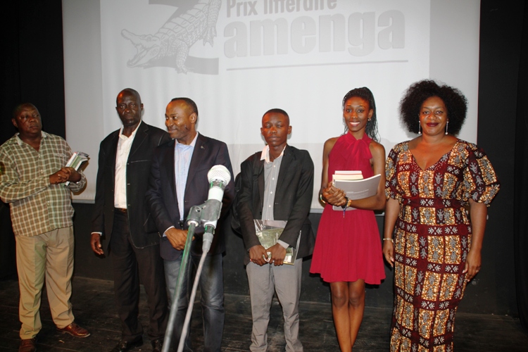 Les trois lauréats posant avec des membres du jury et le ministre provincial de la culture Ruffin Bayambudila