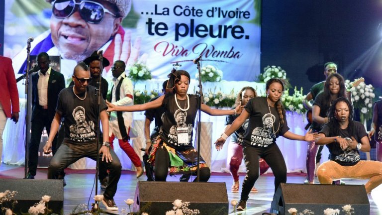 Viva La Musica lors des funérailles de Papa Wemba à Abidjan (France 24)