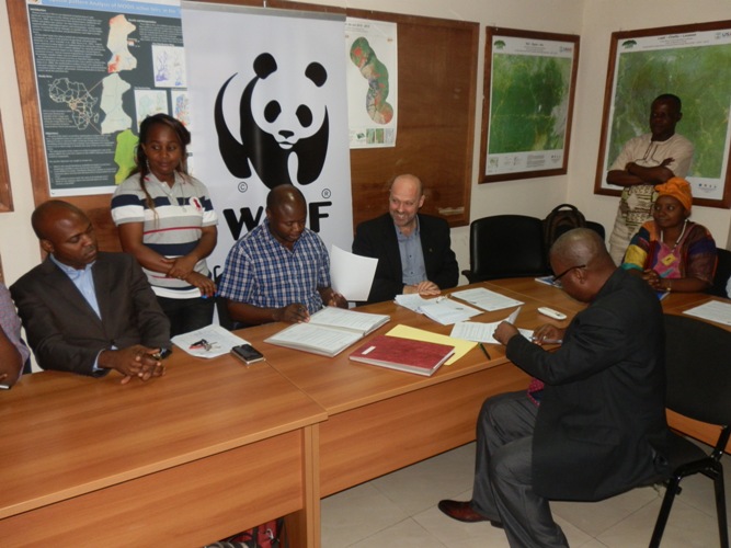 signature du protocole de partenariat par le Directeur national de WWF-RDC et les représentants des ONG congolaises/photo Adiac