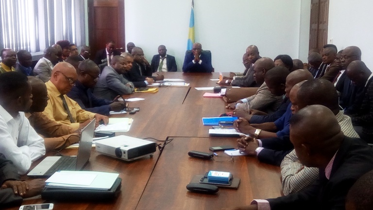 Le ministre d’État Michel Bongongo s’adressant à l’assemblée réunie en travaux