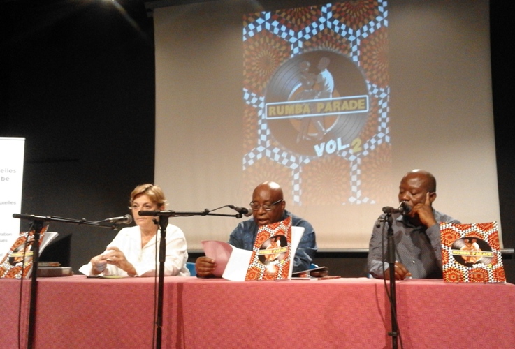 Le Pr Yoka présentant Rumba Parade Volume 2 entrouré de Kathryn Brahy et Brain Tshibanda