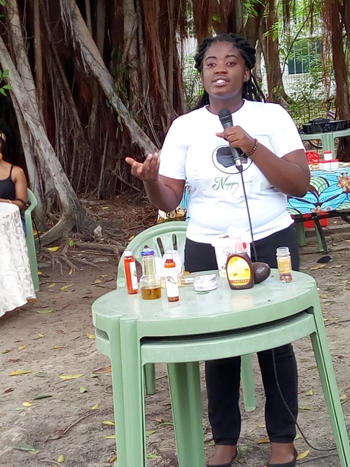 Charlotte Kabamba animant l’atelier de soins capillaires à Bilembo