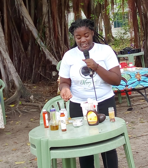 Charlotte Kabamba proposant des mélanges de produits à faire soi-même