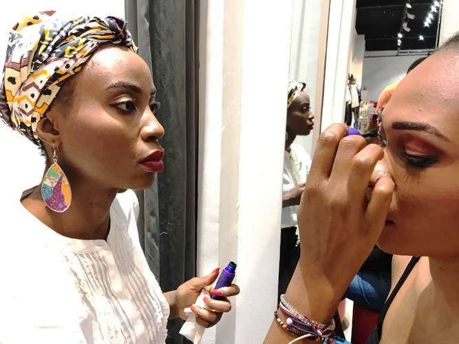 Patricia Luamba en pleine séance de maquillage