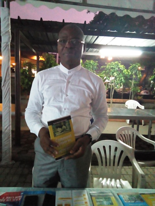 Claude Mpunga proposant aux visiteurs Comment attirer les Congolais vers les livres