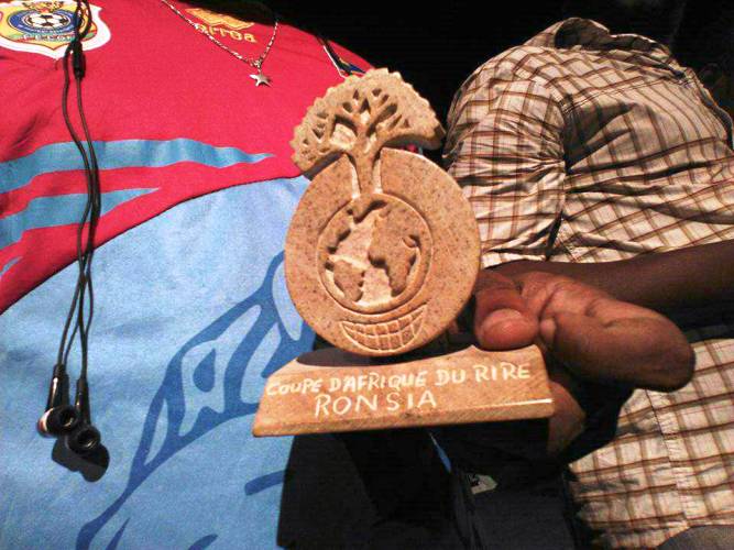 Ronsia tenant la Coupe d’Afrique du rire le consacrant gagnant de la CAN du rire 2017