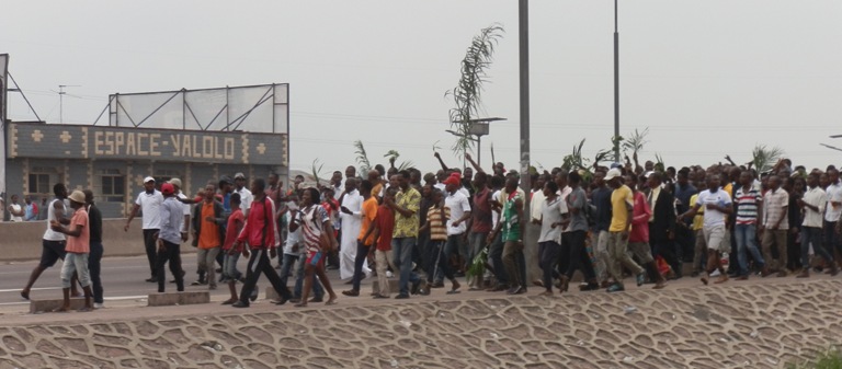 des manifestants conduits par l'Abbé-curé de la Paroisse Ste Trinité, de Matete-Debonhomme, sur le boulevard Lumumba/Adiac