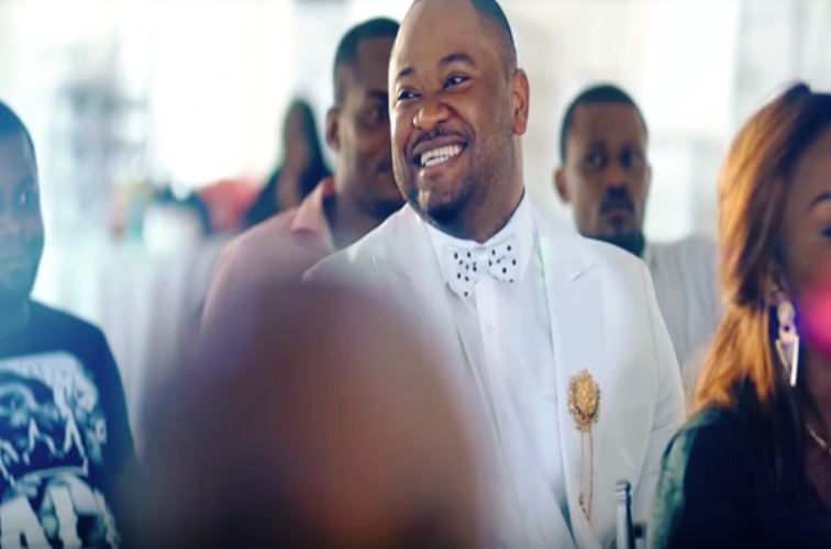 Le pasteur Moïse Mbiye dans un extrait du clip Ye oyo