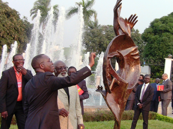 Le premier ministre Matata devisant avec Me Liyolo lors d’une exposition dans les Jardins des Premiers 