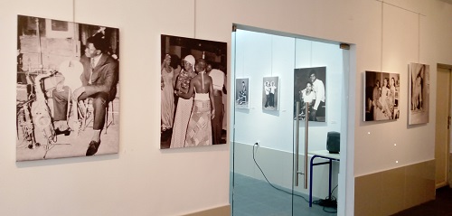 Vue du hall d’entrée de la salle d’exposition, un lot des premières photos visibles de l'exposition (Photo Adiac)