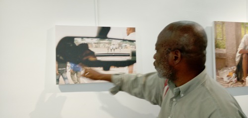 Baudouin Bikoko montrant une de ses photos personnelles (Photo Adiac)