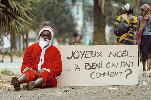 Le Père Noël au visage sanguinolent assis à terre dans une rue de Bukavu