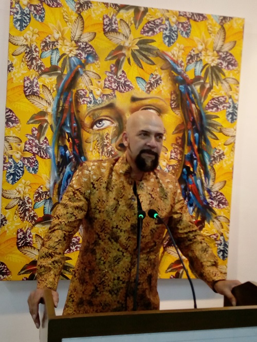 Claudy Khan devant Les Larmes de Beni, lors du vernissage de l’exposition