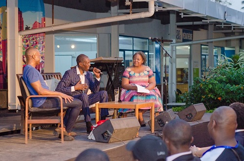 Jean Bofane ( au micro),Diane Bajika et Max Lobé lors de la conférence inaugurale de Fête du livre de Kinshasa (DR)