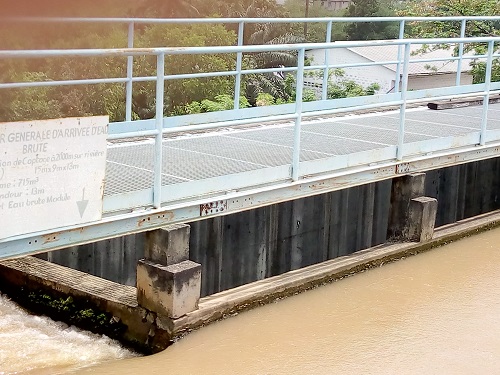 Une vue de l’eau en provenance de la rivière N’Djili en cours de traitement (Adiac)