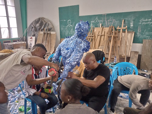  2 : Le sculpteur écologiste Jean-Alain Masela en master class avec les étudiants de l’ABA / Adiac
