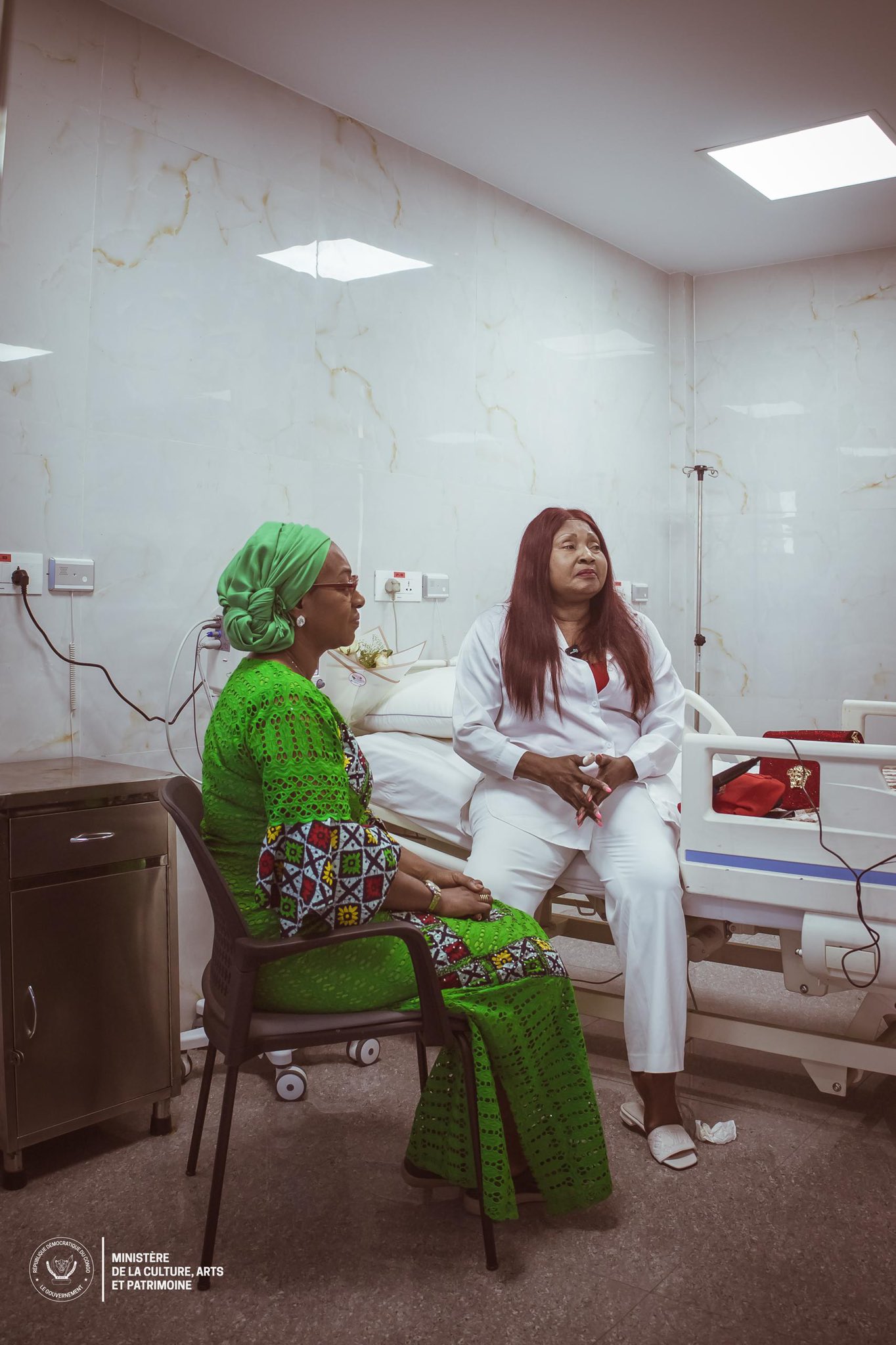 1  : La Ministre Yolande Elebe visitant Mbilia Bel à l'hôpital / DR 1  : La Ministre Yolande Elebe visitant Mbilia Bel à l'hôpital / DR