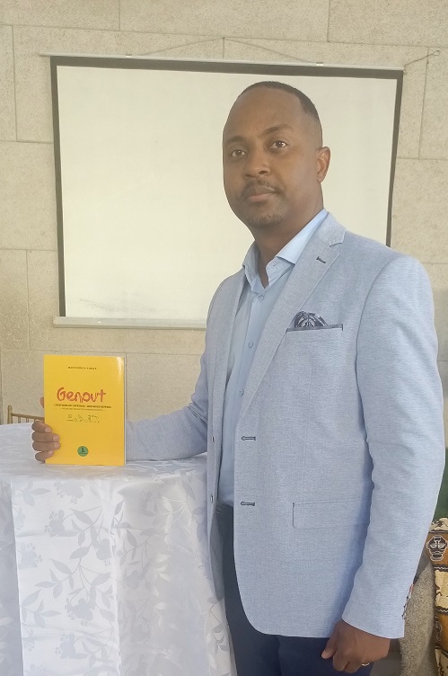 1 : Mambulu Ekutsu présentant le manuel « Genout » / Adiac 1 : Mambulu Ekutsu présentant le manuel « Genout » / Adiac