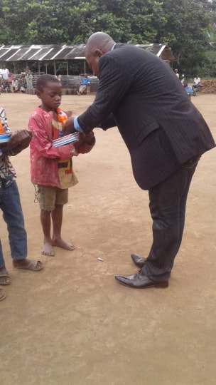 Ecole de Ganzié - secrétaire général de la préfecture de Zanaga, Osseré Landry remettant la récompense au jeune Guy Tsoumou