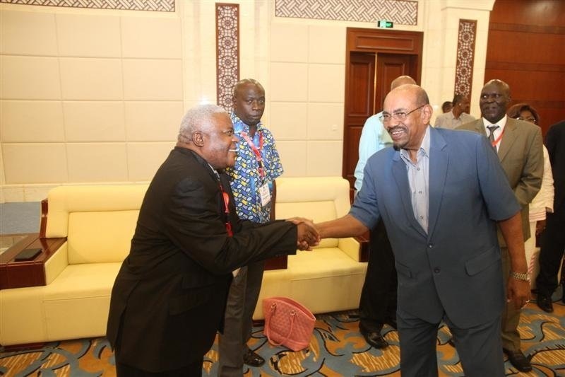 Edouard Adzotsa saluant le président soudanais Omar el-Béchir