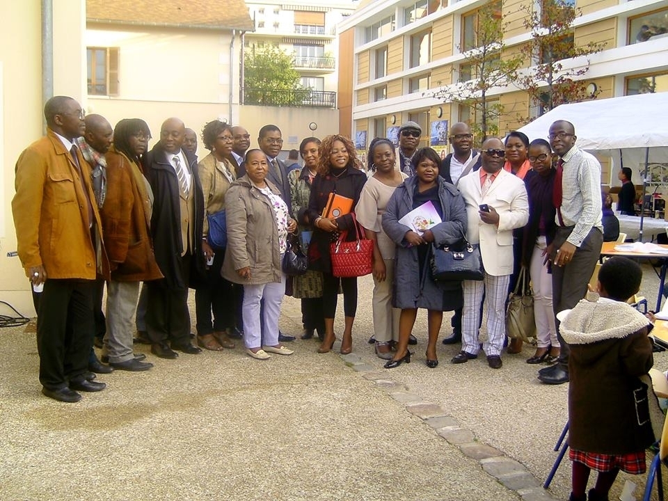 Photo de groupe à l'Haÿ-les-Roses lors de la première étape des festivités des Noces de diamant de la littérature congolaise : 1953-2013