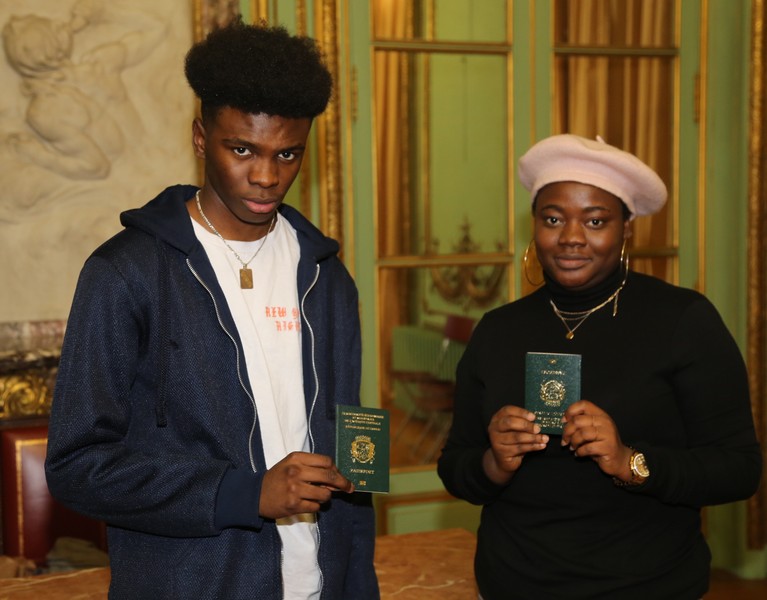 Deux jeunes Congolais récipiendaires du passeport biométrique au consulat du Congo à Paris