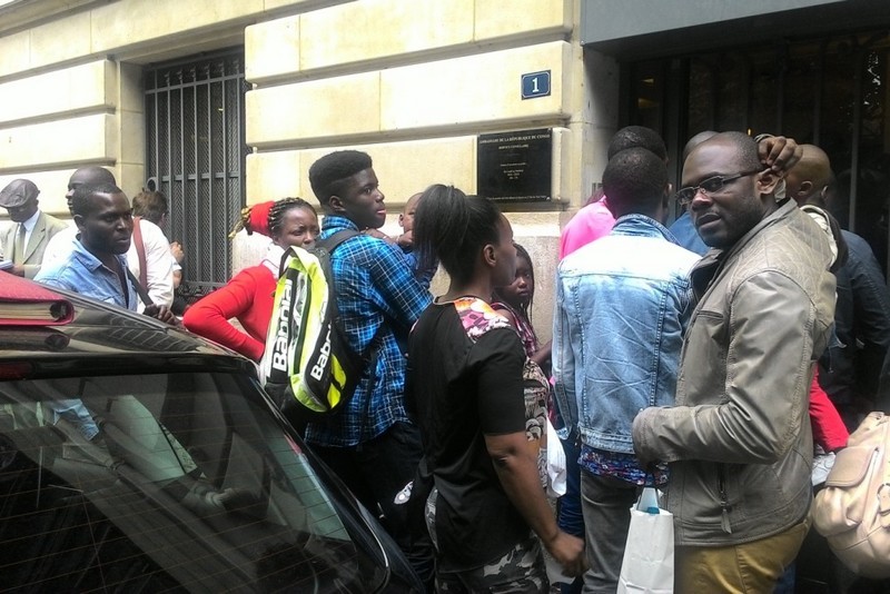 File d'attente il y a un devant le consulat de l'Ambassade du Congo en France