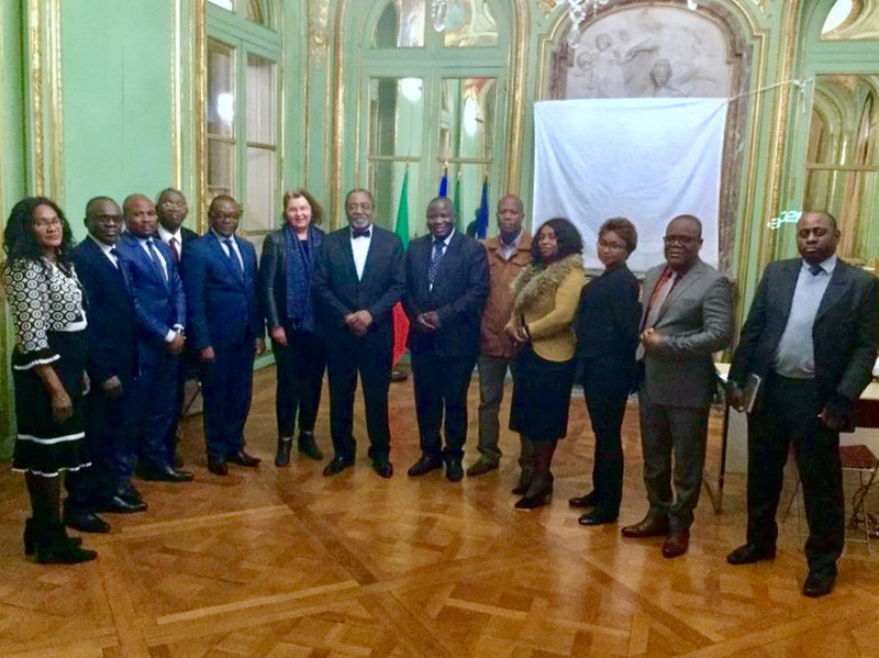 Photo de groupe autour de l'ambassadeur du Congo en France, Rodolphe Adada, à l'issue du séminaire de formation en mars 2019 à Paris