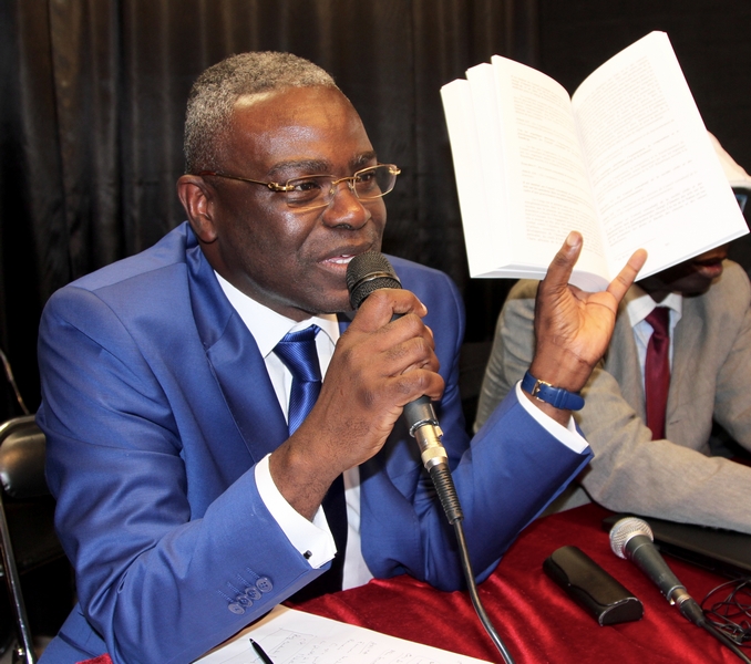 Anatole Collinet Makosso lors de la présentation à Paris de l'ouvrage "Le régime consensualiste dans la constitution congolaise du 25 octobre 2015, commentée article par article"