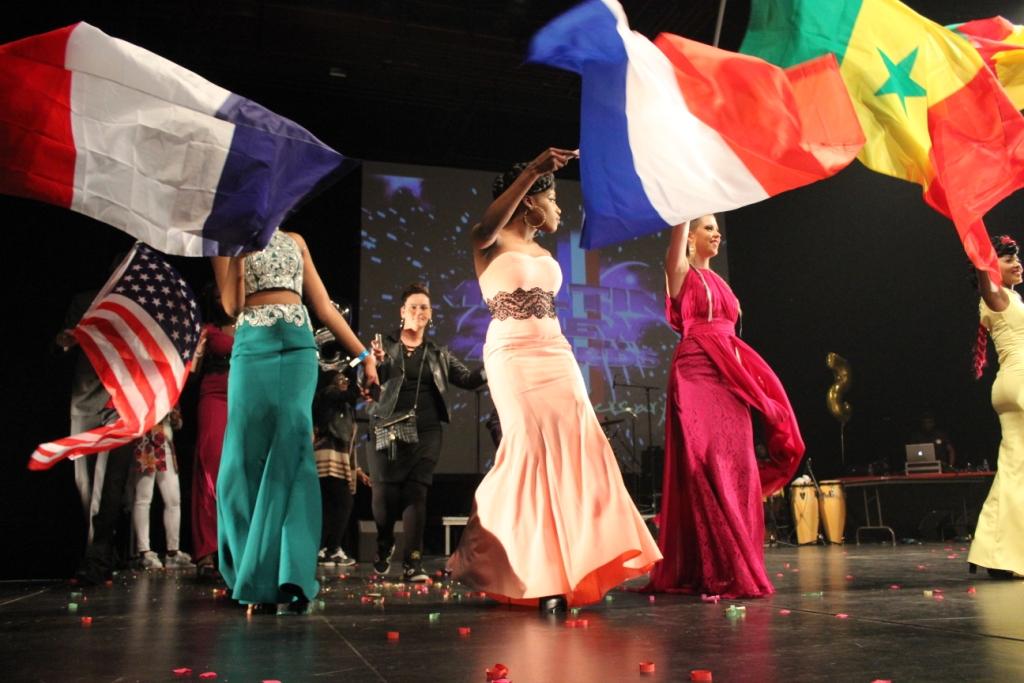 Jeunes arborant des drapeaux pour affirmer leur diversité culturelle sur la scène du Melting Crew de Fontenay 2016